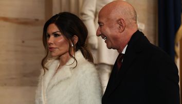 Toți ochii au fost ațintiți asupra ei când și-a dat haina jos! Logodnica lui Jeff Bezos, al doilea cel mai bogat om din lume, criticată pentru ținuta aleasă la învestirea lui Trump: „Dezgustător și rușinos”