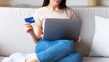 A făcut infecție după ce a purtat un sutien comandat pe cea mai cunoscută platformă de cumpărături online! Ce răspuns a primit femeia din partea companiei
