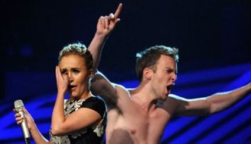 Cel mai socant moment la premiile MTV EMA 2011! Vezi gestul incredibil al unui barbat!