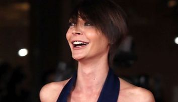 De abia daca se poate numi rochie! Vedeta care a aparut aproape goala in public GALERIE FOTO