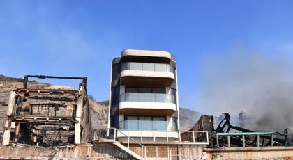 Miracol în Malibu! O vilă de 9 milioane de dolari, neatinsă de flăcări într-o mare de cenușă și ruine. Cum își explică proprietarul, un mogul ieșit la pensie, faptul că locuința sa a rămas intactă