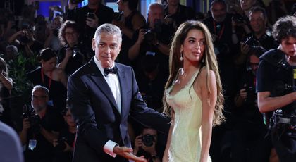 George Clooney, topit după soția Amal și la 10 ani de la nuntă! Au radiat de fericire și au făcut paradă de gesturi tandre pe covorul roșu de la Veneția: „Ce bărbat norocos!”