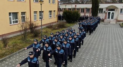 FOTO Mâncare cu viermi și carne stricată la cantina Academiei de Poliție din București! Mai mulți studenți au ajuns la spital cu toxiinfecție alimentară