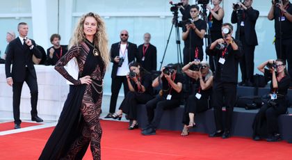 Așa arată un supermodel la 51 de ani! Eva Herzigova, zeița covorului roșu la Festivalul de Film de la Veneția: „Uimitoare! Spune-ne secretul tău!”