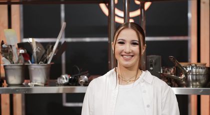 Masterchef 2024, 23 septembrie.  Ștefania Hriapcă se descurcă de minune la pus gene, dar și la gătit. La 18 ani, s-a mutat singură și vrea să-și deschidă o afacere