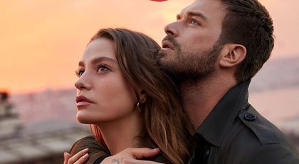 Cine sunt Serenay Sarıkaya și Kıvanç Tatlıtuğ, protagoniștii serialului „Aile” – „Familia”, care va fi din 22 august pe ACASĂ