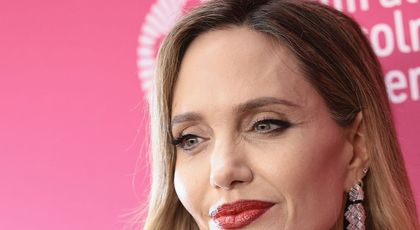 Angelina Jolie, de o eleganță desăvârșită! Cu un look natural și un machiaj discret, actrița își acceptă vârsta cu demnitate