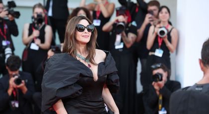 Monica Bellucci, imaginea perfecțiunii la aproape 60 de ani! Actrița, fabuloasă pe covorul roșu la Festivalul de la Veneția