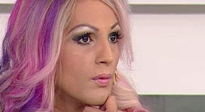 Naomi, prima femeie transgender din România, o viață plină de drame! Artista a fost abandonată într-un șant la trei zile după naștere