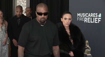 Un expert în limbajul corpului explică momentul în care Bianca Censori este cuprinsă de frică, deși a pășit încrezătoare pe covorul roșu. Kanye West, acuzat că și-a transformat soția într-un „experiment științific”