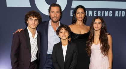 Cea mai frumoasă familie de la Hollywood. Sex simbolul anilor 2000, Matthew McConaughey e căsătorit cu o braziliancă focoasă și au 3 copii superbi