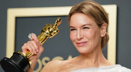 Mult mai slabă și cu părul scurt, Renee Zellweger s-a reinventat. A trecut prin multe schimbări de-a lungul anilor, dar acum pare total altă persoană