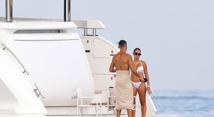 Georgina și Cristiano Ronaldo, în ipostaze intime pe un iaht luxos! Cum i-au surprins paparazzii în vacanța din sudul Franței după ce s-a zvonit că s-ar fi căsătorit în secret