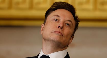 Elon Musk a vrut să demonstreze că imigranții iau cu asalt cu topoare și cuțite un spital din Marea Britanie, dar a postat o poză din Batman! "Înfumurat insuportabil, rămâi în America!"