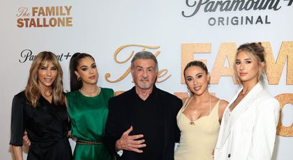 Fiicele lui Sylvester Stallone dezvăluie că tatăl lor le-a cerut să țină un cuțit în geantă. Cum încearcă actorul să-și protejeze fetele: „Da, sunt paranoic”