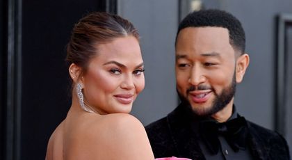 Chrissy Teigen a pozat nud în fața oglinzii. Detaliul de pe corpul modelului care a atras atenția