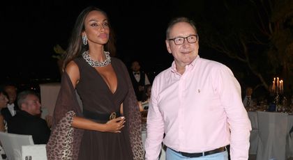 În prag de faliment și expulzat de la Hollywood, Kevin Spacey a fost fotografiat recent la o gală din Italia! Cum a reacționat actorul când a cunoscut-o pe Mădălina Ghenea la eveniment