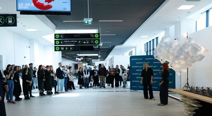 Moment unic pe Aeroportul Iași, în ziua istorică a României în Air Schengen. Călătorii, întâmpinați cu o expoziție inedită a Romanian Creative Week