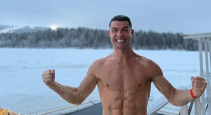 Cristiano Ronaldo, vacanță în Laponia! Fotbalistul a făcut baie în ape înghețate: Minus 20 de grade. E doar puțin frig! - VIDEO