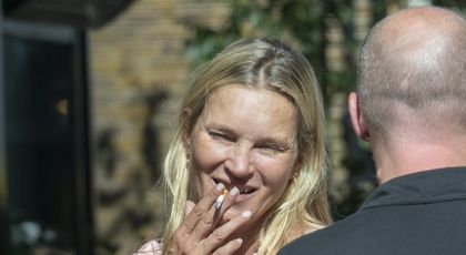 Dependența de droguri și alcool și-a pus amprenta pe chipul ei. Kate Moss, de nerecunoscut în cele mai noi imagini