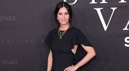 Courtney Cox, senzațională în costum de baie la 58 de ani. Actrița din "Friends" se află în vacanță pe coasta Amalfi