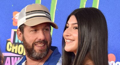 El a venit în pantaloni scurți și adidași, dar fiicele lui și soția s-au distins prin eleganță. Familia lui Adam Sandler a fost în centrul atenției la premiile Nickelodeon's Kids' Choice Awards 2024