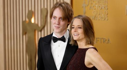 Jodie Foster, apariție rară alături de fiul său cel mare, Charles. Tânărul a atras atenția cu machiajul său, folosind fard de pleoape arămiu