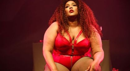 ”M-am îngrășat, arăt BINE”. Lizzo și-a arătat formele voluptuoase într-un clip video