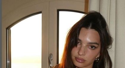 Cât de decoltată a apărut Emily Ratajkowski pe stradă, la plimbare: "un bărbat mi-a spus să îmi pun o bluză"