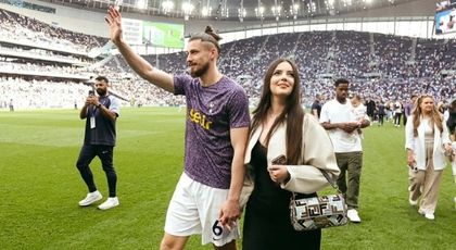 Radu Drăgușin și iubita lui, sărut pasional pe stadion, după ce România s-a calificat la optimile Euro2024! Fotografia care i-a emoționat pe fanii fotbalistului