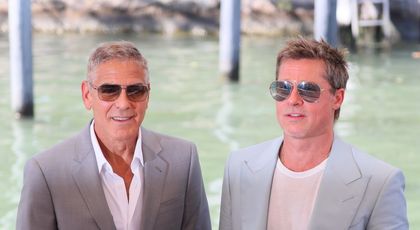 Sunt aproape de vârsta de pensionare, dar rămân doi dintre cei mai doriți bărbați. Brad Pitt și George Clooney, impecabili la Veneția