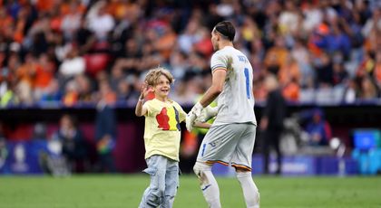 Povestea băiatului care a intrat pe teren la meciul România-Olanda. Puștiul a venit cu trenul de la sute de kilometri pentru a-și împlini visul de a da mâna cu portarul Niță