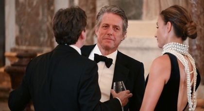 Hugh Grant, fermecat după a luat cina cu Brigitte Macron, la Palatul Versailles: ”Este superbă, ce noroc aveți”