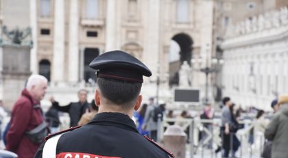 Caz șocant în Italia. Român găsit mort în portbagajul unui autobuz folosit pentru școala de șoferi. Legătura bizară cu o altă crimă