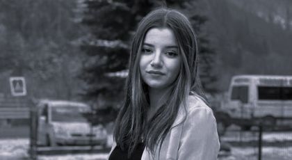 Ioana, o tânără în vârstă de 18 ani, a fost găsită spânzurată! Fata trăia o adevărată dramă din cauza iubitului ei, şeful poliţiei Broşteni, care ar fi bătut-o în nenumărate rânduri. Declarațiile halucinante: „O strângea de gât, s-a urcat cu picioarele pe ea”