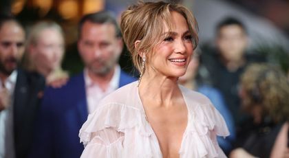 „De parcă se vede iarăși mireasă”. Jennifer Lopez a fost ovaționată de fanii din Mexic când a apărut într-o rochie albă și diafană, la premiera filmului „Atlas”