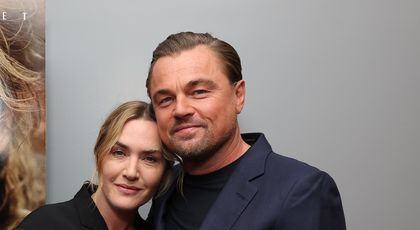 Detaliul care nu a putut fi trecut cu vederea la întâlnirea lui Leonardo DiCaprio cu Kate Winslet. Cum au fost surprinși actorii la lansarea filmului „Lee”