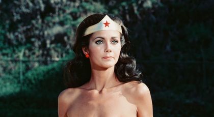 Cu adevărat “femeia fantastică”! Cum arată la 72 de ani actrița care a jucat pentru prima oară rolul Wonder Woman