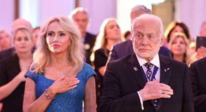 La 93 de ani, celebrul astronaut Buzz Aldrin s-a căsătorit cu o româncă. Cine este Anca Faur, cu 30 de ani mai tânără