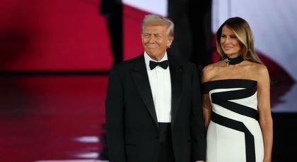 Toți ochii pe Melania! Prima Doamnă a Americii, exemplu de rafinament și eleganță la balul de inaugurare a lui Donald Trump