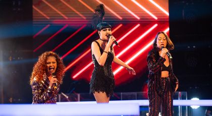 Raluca Moldoveanu și Duo Elda au rupt scena cu vocile lor spectaculoase în battle-ul de la Vocea României: „Pentru echipa noastră s-a marcat o premieră! Am reușit fetelor”