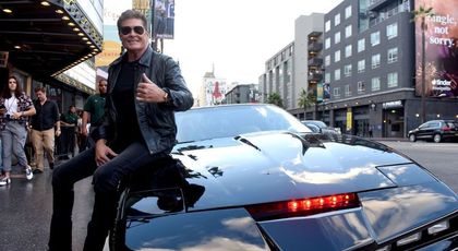 David Hasselhoff își vinde mașina legendară din serialul Knight Rider