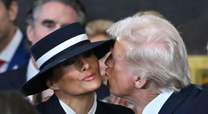 Momentul când Donald Trump încearcă să o sărute pe Melania la ceremonia de învestire, dar se izbește de pălăria ei. Cât a costat întreaga ținută a Primei Doamne