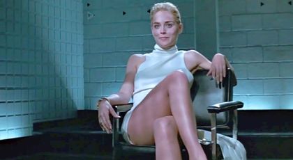 La 66 de ani, Sharon Stone a recreat celebra scenă din Basic Instinct! Cum s-a lăsat fotografiată actrița: „Te adorăm! Ai îmbătrânit atât de frumos!”