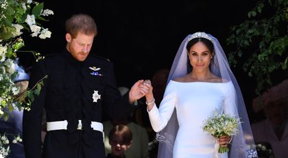 Reginei Elisabeta nu i-a plăcut deloc rochia de mireasă a lui Meghan Markle. Motivul pentru care a criticat-o dur