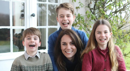 Prima fotografie cu Kate Middleton de la operația misterioasă: “Prea slăbită ca să stea în picioare, mascată de cei trei copii”