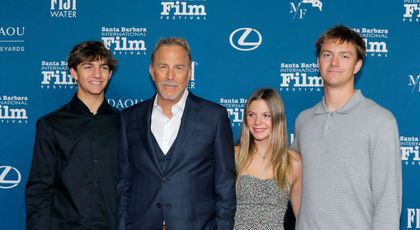 La 70 de ani, Kevin Costner este un tată mândru cu 7 copii. Trei dintre ei, care sunt și cei mai mici, l-au însoțit la Festivalul Internațional de Film Santa Barbara