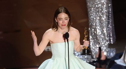 Oscar 2024. Emma Stone, în lacrimi după ce a câștigat statueta pentru cea mai bună actriță: ”Mi s-a stricat rochia!” VIDEO