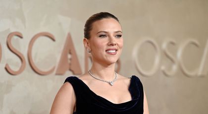 A fost numită „cea mai sexy femeie în viață” și a fost nominalizată de două ori la Oscar, dar preferă să stea departe de admiratorii ei. Motivul pentru care  Scarlett Johansson nu face niciodată poze cu fanii