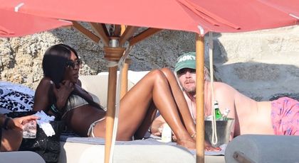 Naomi Campbell, surprinsă de paparazzi la plajă alături de iubitul tinerel! Topmodelul de 54 de ani s-a cuplat cu unul dintre cei mai populari DJ din lume